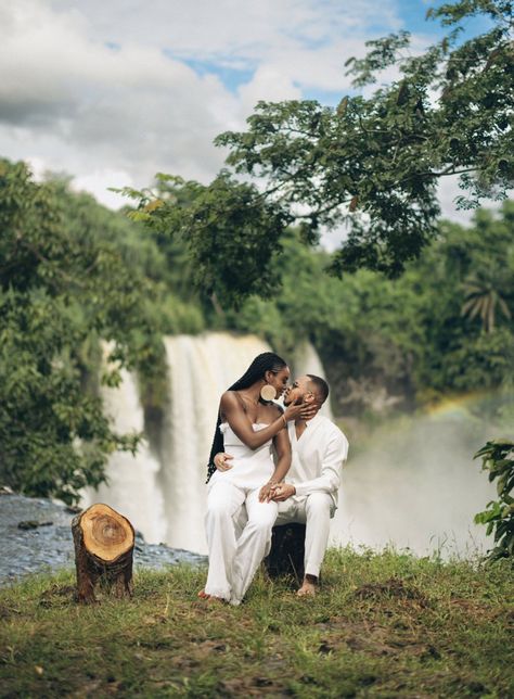 Engagement Photo Shoot Poses, Pre Wedding Photoshoot Beach, Fancy Wedding Invitations, Outfit Couple, Engagement Picture Outfits, Couple Pregnancy Photoshoot, Pre Wedding Shoot Ideas, Outdoor Couple, Anniversary Photoshoot