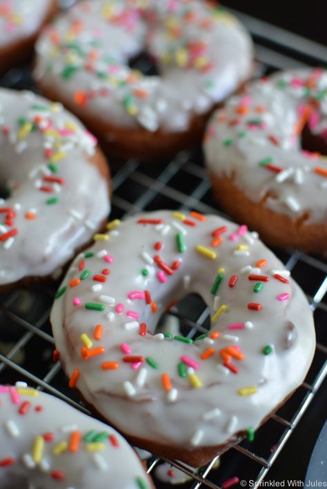 traditional fried cake donuts with vanilla glaze and sprinkles Donuts Tumblr, Cake Doughnuts Recipe, Fried Cake, Donut Icing, Fluffy Vanilla Cake, Old Fashioned Donut, Cake Donut, Doughnut Cake, White Frosting