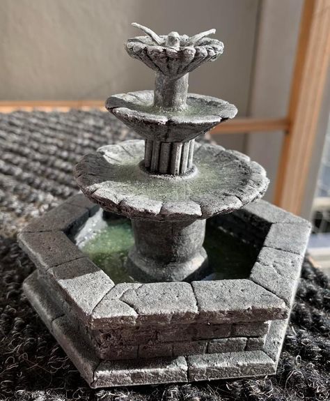 Miniature Fountain Diy, Miniature Fountain, Dnd Crafts, Cardboard Crafts Diy, Dollhouse Garden, Mini Craft, Harry Potter Diy, Fairy Garden Diy, Christmas Villages