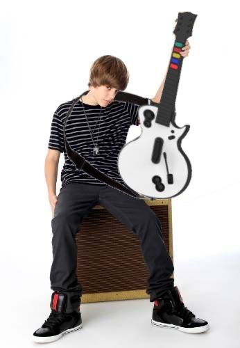 I edited this myself after sending the original photo to my friends, and one of them pointed out he was holding an acoustic guitar Justin Bieber 2009, Justin Bieber My World, Justin Bieber Photoshoot, Beiber Fever, Justin Bieber Images, Honest Reaction, Justin Bieber Photos, Friend Pictures Poses, Justin Bieber Pictures