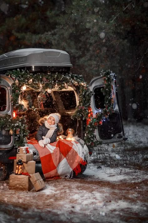 Christmas Fashion Photography, Toddler Photoshoot, Family Holiday Photos, New Year Photos, Christmas Car, Christmas Photoshoot, Christmas Photo, Christmas Market, Car Photos