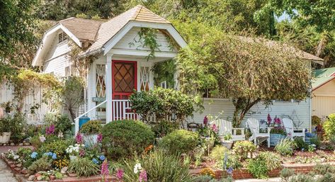 1920s California, 1920s Cottage, California Cottage, 1920s House, Relaxing Bedroom, Green Table, Room Remodeling, Home Repair, Store Decor