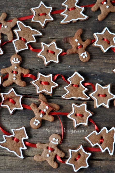 Gingerbread Garland, Gingerbread Diy, Diy Christmas Garland, Salt Dough Ornaments, Dough Ornaments, Garland Diy, Gingerbread Decorations, Presents For Boyfriend, Navidad Diy