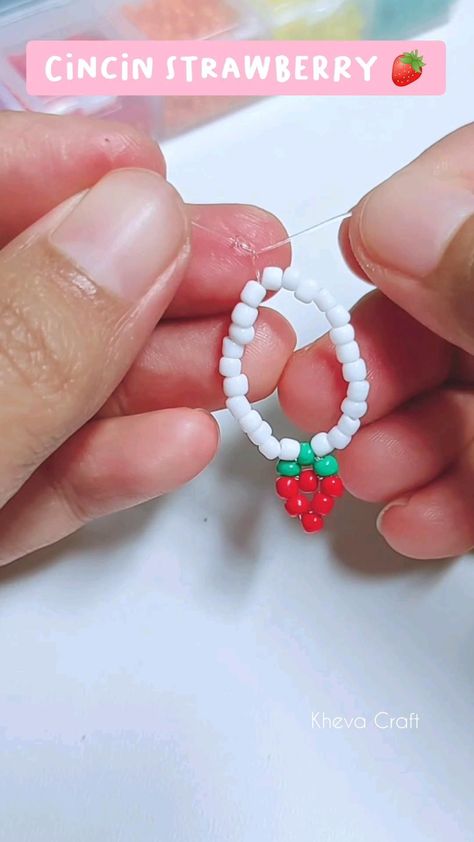 cincin manik strawberry 🍓 Check more at https://howcandothis.com/diyideas/cincin-manik-strawberry-%f0%9f%8d%93/ Diy Earrings Easy, Wire Jewelry Patterns, Ankle Bracelets Diy, Diy Beaded Rings, Friendship Bracelets Designs, Diy Jewelry Unique, Bracelet Craft Diy, Beaded Bracelets Tutorial, Beaded Necklace Diy