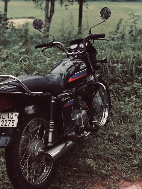 Hero honda Splendor 1997 model #bike #nature #kerala #india #happiness #life #photography #good #pinterest #trending #fashion #vintage #instagram Hero Honda Splendor, Hero Honda Bikes, Kerala Bike, Splendor Bike, Hero Honda, Bike Restoration, Comic Wallpaper, Batman Comic Wallpaper, Samurai Wallpaper