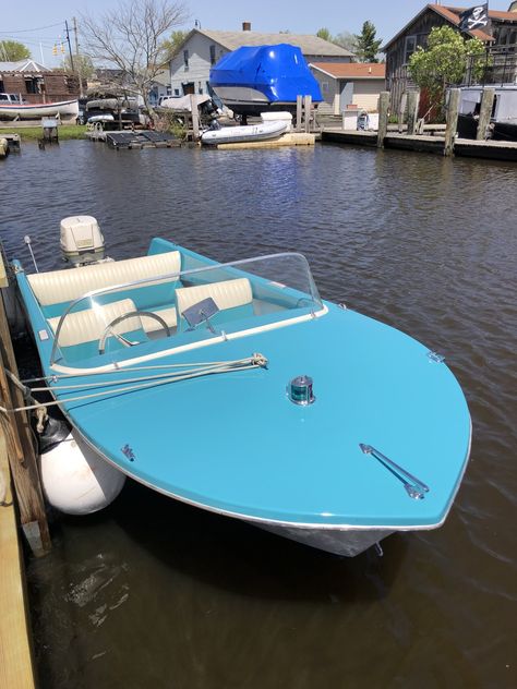 Vintage Runabout Boats, Boat Colors Ideas, Classic Speedboat, Boat Renovation, Boat Colors, Bowrider Boats, Boating Life, Aluminum Boats, Malibu Boats