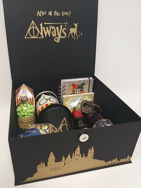 Harry Potter Gift Box Diy, Harry Potter Items Products, Harry Potter Theme Gifts, Harry Potter Birthday Presents, Harry Potter Gifts For Adults, Harry Potter Birthday Gift Ideas, Harry Potter Gift Ideas Diy Birthday, Harry Potter Box Diy, Harry Potter Gift Wrapping Ideas