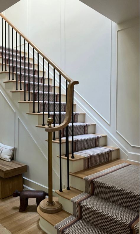 درابزين السلم, Staircase Interior Design, Staircase Design Modern, Staircase Railing Design, Handrail Design, Stairs Design Interior, Iron Stair Railing, House Staircase, Stair Railing Design