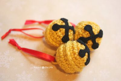 Crochet Jingle Bells - Repeat Crafter Me Repeat Crafter Me, Single Crochet Decrease, Crafts Diy Projects, Crock Pot Recipes, Crochet Car, Sick Day, Crochet Decrease, Halloween Crochet Patterns, Crochet Ornaments