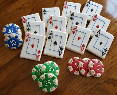 Finger Foods For Poker Night, Poker Chip Cookies Decorated, Vegas Themed Cookies, Poker Themed Cookies, Casino Cookies Ideas, Las Vegas Cookies, Casino Theme Cookies Decorated, Poker Chip Cookies, Poker Cookies Decorated