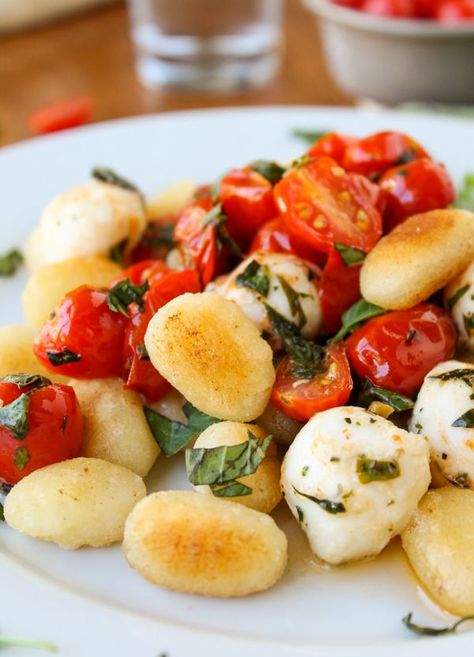 Easy Caramelized Gnocchi with Cherry Tomatoes and Mozzarella Caprese Gnocchi, Recipes Meatless, Tomatoes And Mozzarella, Mozzarella Recipes, Salad Pasta, Tomato Mozzarella, Gnocchi Recipes, Fettuccine Alfredo, Pasta Salads