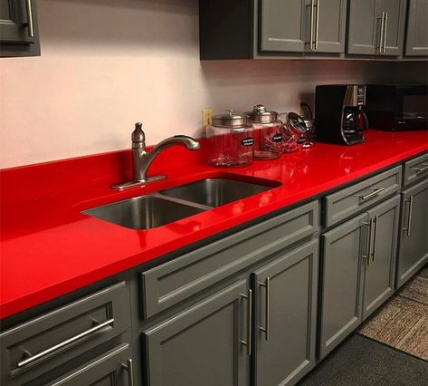 Red Granite Countertops, Modern Kitchen Colours, Diy Kitchen Cabinets Makeover, College Room Decor, Quartz Kitchen Countertops, Quartz Kitchen, Gadgets Kitchen Cooking, Red Quartz, Quartz Countertop