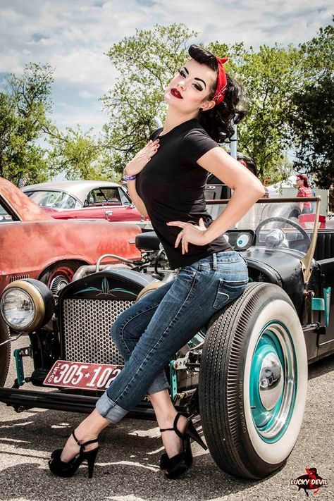 Rockabilly style Rockabilly Fashion Outfits, Moda Pin Up, Stile Pin Up, Mode Rockabilly, Pinup Photoshoot, Rockabilly Looks, Mode Rock, Pin Up Looks, Pin Up Poses