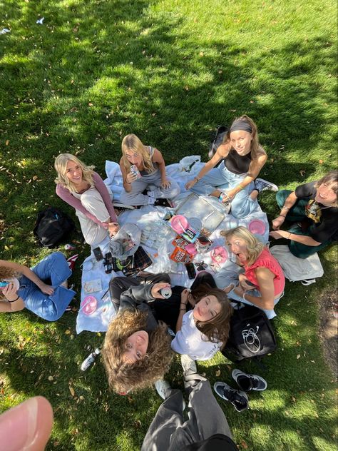 Picnic Dates With Friends, Picnic Group Photo, Cute Picnic With Friends, Summer Picnic With Friends, Picnic Photoshoot Friends Photo Ideas, Picnic Pics With Friends, Group Picnic Photoshoot, Friend Group Picnic, Friend Picnic Ideas