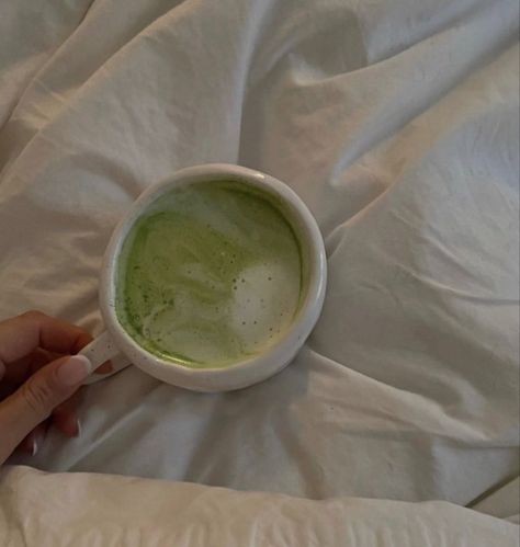 Matcha Latte Aesthetic, Matcha Mug, Latte Aesthetic, Morning Matcha, Green Drinks, Iced Matcha, Matcha Latte, Green Juice, Starbucks Drinks