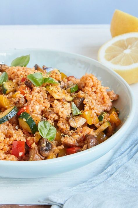 Richtig flott kommt unsere Bulgur-Gemüse-Pfanne daher: In nur 30 Minuten steht der köstliche Sattmacher mit feinem Bulgur und buntem Gemüse auf dem Tisch. #eatbetter #eatbettertogether #blitzrezept #mittagessen #bulgur #pfannengericht #gemüsepfanne #schnellerezepte #sattmacher Veggie Skillet, Best Low Carb Recipes, Lentil Stew, Eat Smart, Healthy Dishes, Satisfying Food, Wholesome Food, Couscous, Yummy Dinners