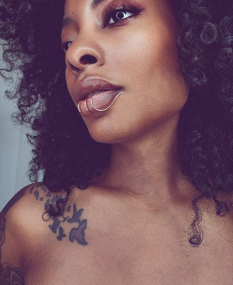 Lip Cuffs – Sincerely Antoinette Diy Lip Cuff, Wire Face Jewelry, Lip Cuff Jewelry, Chin Jewellery, Lip Piercing Black Women, Indigenous Accessories, Piercing Setup, Afro Jewelry, Drip Ideas