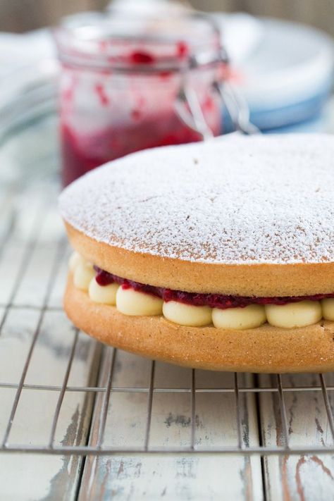 Vegan Sponge Cake Recipe, Best Vegan Cake, Victorian Sponge Cake, Best Vegan Cake Recipe, Victorian Sponge, Vegan Cake Recipe, Victorian Picnic, Vegan Victoria Sponge, Homemade Raspberry Jam