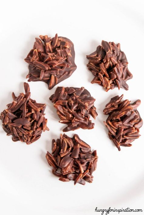 Keto Almond Chocolate Clusters (Simple Keto Treat) Diet Cookies Recipe, Coconut Clusters, Almond Clusters, Chocolate Clusters, Low Carb Cookies Recipes, Keto Christmas Cookies, Chocolate Crinkle, Diet Cookies, Keto Treats