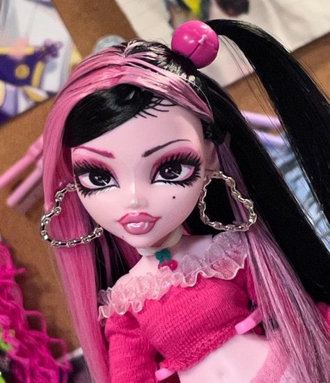 ray 🇵🇸 on X: "🍒 https://t.co/IuUYiKNYCT" / X Draculaura Makeup, Mcbling Aesthetic, Monster High G3, Draculaura Monster High, Monster High Custom Doll, Arte Monster High, Arte Grunge, Catty Noir, Doll Plushies