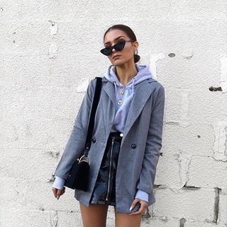 Got a thing for this hoodie layering. I’ve just posted a mini @boohoo lookbook over on my stories with this whole outfit linked and two more outfits, go and take a look if you fancy! 💘 Blazer 🔍 DZZ30772 Photos Preset, Hoodie Layering, Everyday Outfits Fall, First Date Outfits, Instagram Presets, Dark Dress, Outfit Vintage, Influencers Fashion, Outfit Goals