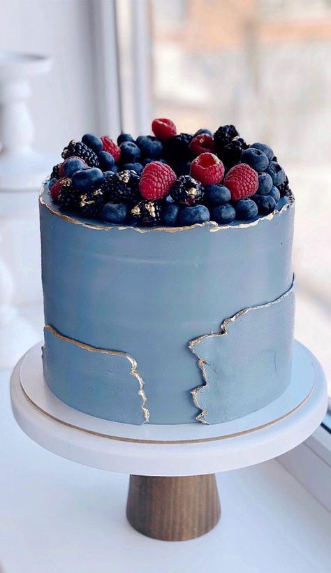 37 Pretty Cake Ideas For Your Next Celebration : Pretty Two tone Cake Pretty Cake Ideas, Birthday Drip Cake, Blue Birthday Cakes, Sweet 16 Birthday Cake, Frozen Birthday Cake, Pretty Cake, Beautiful Cake Designs, Elegant Birthday Cakes, 16 Birthday Cake