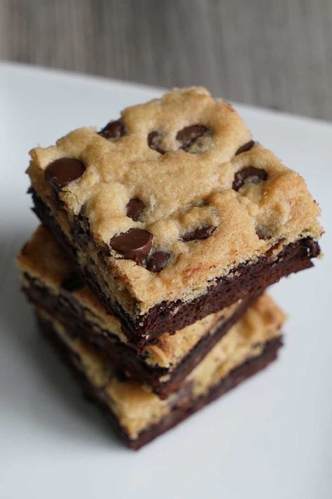 Brookies Brownie And Cookie Recipe, Best Brookies Recipe, Brownie And Cookies Together, Brownie Bars Recipes, Brookies Recipe With Box Brownies, Brookies Aesthetic, Brookies Recipe Cookie Brownies, Brookies Recipes, Brownie Platter