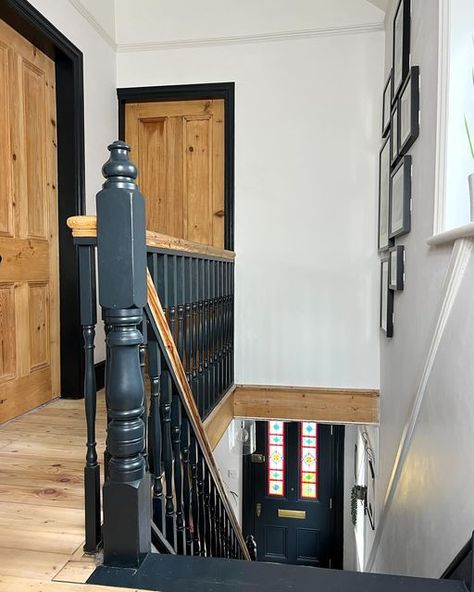 Stairs And Landing Decor, Edwardian Staircase, Staircase Banister Ideas, Art Deco Staircase, Alcove Ideas Living Room, Landing Decor, Black Stairs, Hallway Stairs, House Staircase