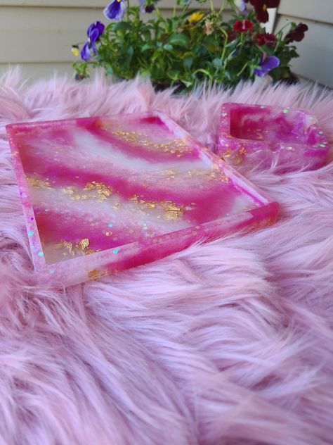 Pink And Gold Resin Tray, Diy Rolling Tray Ideas Resin, Cute Rolling Tray Ideas, Resin Rolling Tray Ideas, Diy Rolling Tray Ideas, Diy Resin Wall Art, Resin Rolling Tray, Epoxy Tray, Shrink Paper