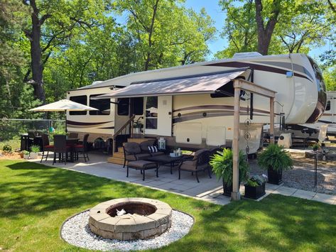 Fifth Wheel Patio Ideas, Landscaping Ideas Around Camper, Camper Landscaping Ideas Yards, Trailer Patio Ideas Outdoor Spaces, Camper Spot Ideas, Rv On Land Ideas, Rv Decorating Ideas Exterior, Camper Lot Landscaping, Rv Porch Ideas