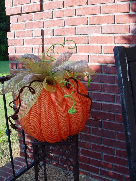 Deco Mesh Pumpkin - Video and Written Tutorial at Trendy Tree!  #TrendyTree Mesh Pumpkin, Deco Mesh Pumpkin, Pumpkin Tutorial, Dekoratívne Vence, Deco Mesh Crafts, Gubahan Bunga, Poinsettia Wreath, Deco Wreaths, Crochet Easter