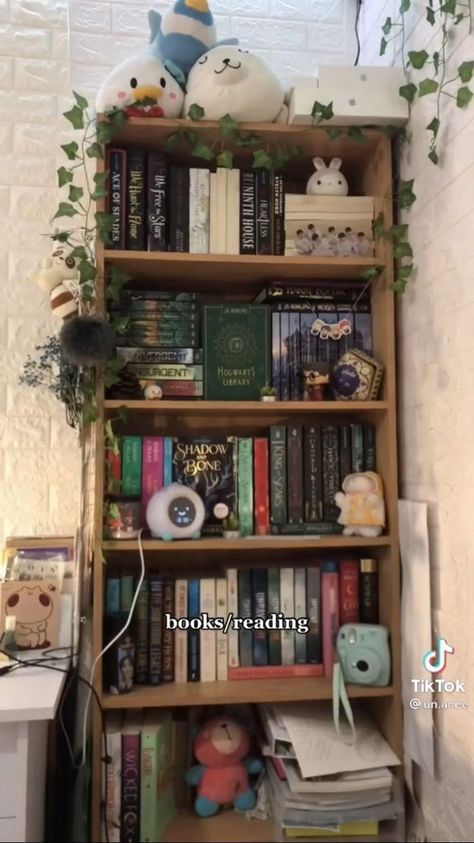 Aesthetic Book Storage, Bookshelf In Small Bedroom, Small Book Shelf Aesthetic, Book Shelf Aesthetic Bedroom, Small Book Shelf Ideas, Cute Book Shelves, Book Shelf Organization Ideas, Small Bedroom Bookshelf Ideas, Small Bookshelf Aesthetic