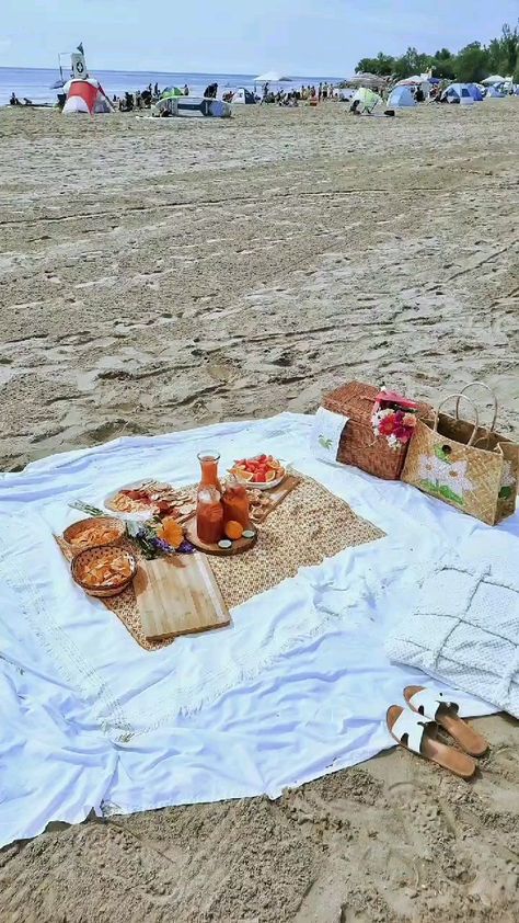 Arabian Decor, Picnic Photography, Dream Dates, Picnic Inspiration, Pink Tumblr Aesthetic, Baby Announcement Photos, Gender Reveal Decorations, Picnic Date, Perfect Picnic