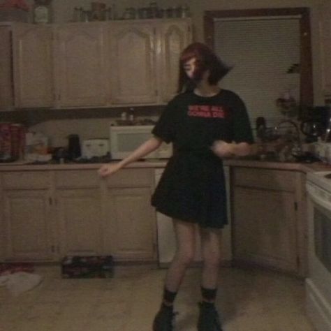 Cooking And Dancing Aesthetic, Five Jeans, Punk Girls, Aria Montgomery, Dancing Aesthetic, Dark Grunge, Grunge Look, Grunge Girl, Goth Aesthetic