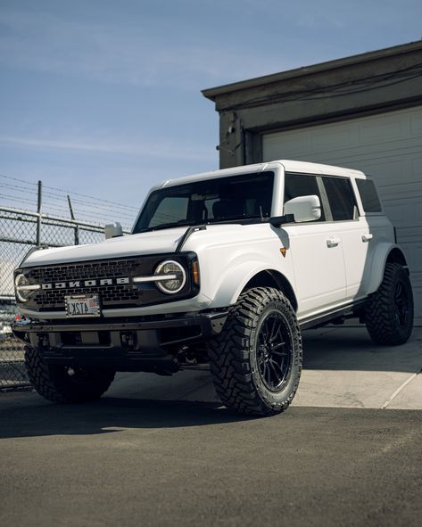 White Bronco Aesthetic, White Ford Bronco, Bronco Colors, Ford Bronco Outer Banks, White Bronco, Ford Bronco Badlands, Bronco Badlands, Bronco Car, Broncos Colors