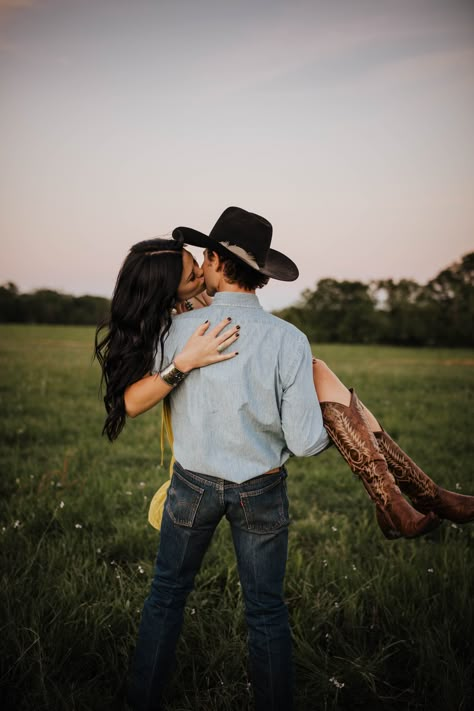 Western Wedding |  Cowboy Wedding | Texas Wedding Photographer | Boho Wedding | Madi Wagner Photography Western Couple Photoshoot, Western Engagement Photos, Western Photo Shoots, Country Couple Pictures, Country Engagement Pictures, Fall Couple Photos, Country Couple, Cute Country Couples, Western Photoshoot