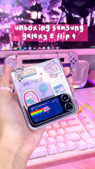 sky.xyla | keebs & gaming on Instagram: "unboxing my @samsung galaxy z flip!! yowwww guys i finally haaaave it!!! this has been my dream phone istg!! 🥺🥺🥺 I'm really happy that it's finally here!! shoutout to @elyxirine @irietokki @little2cherryblooms 👁️👄👁️ u wont believe how many times i rewatched your z flip 4 unboxings because i couldn't wait for mine!!! 🤣🤣🤣 prolly gonna use the zflip 4 as my secondary / work phone. the endless possibilities of themes and stuff that i could put on thi Samsung Galaxy Z Flip 4 Unboxing, Samsung Z Flip 4 Aesthetic, Z Flip 4 Wallpaper, Samsung Flip, Car Aesthetics, Dream Phone, Kawaii Phone, Lavender Aesthetic, Z Flip 4