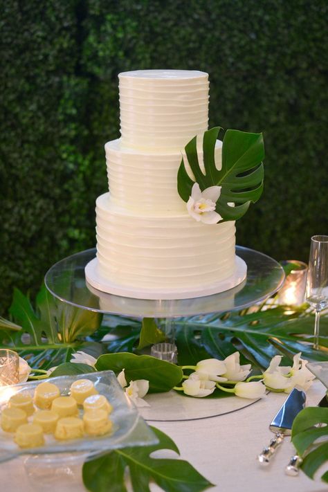 Wedding Flowers Inspiration, Wedding Cake Simple, Tropical Wedding Cake, Tropical Wedding Theme, Wedding In Florida, Cake Simple, Tropical Wedding Flowers, Tier Cake