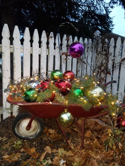 Wheel Barrel Christmas Decoration, Wheelbarrow Christmas Ideas, Christmas Wheelbarrow Ideas, Barrel Christmas Decor, Winter Yard, Christmas Net Lights, Christmas Outdoors, Christmas Boards, Net Lights