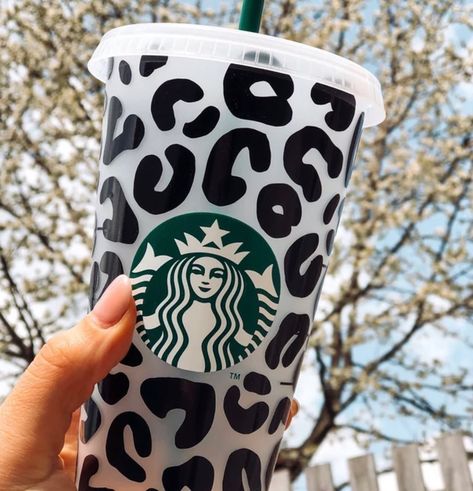 𝐋𝐢𝐭𝐭𝐥𝐞𝐥𝐨𝐯𝐞𝐃𝐄 on Instagram: “Starbucks Becher 🐆 ____________________________________ #becher #cup #tumbler #coldcup #shop #etsyde #etsyshop #promotemyetsy…” Starbucks Becher, Cup Tumbler, Cold Cup, Tumbler, Etsy Shop, Electronic Products, On Instagram, Instagram