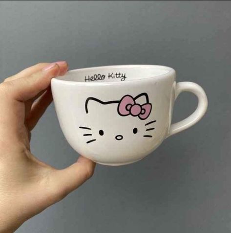 Moomin Mug Aesthetic, Hello Kitty Ceramic Ideas, Hello Kitty Pottery Painting, Mug Painting Ideas Easy, Ceramic Cup Painting Ideas, Hello Kitty Pottery, Ceramic Mug Painting Ideas, Cup Painting Ideas, Painting Mugs