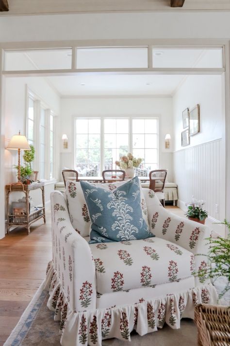 Traditional Living Room White Couch, Southern Living Living Room, Skirted Bench, Cream Couch, Texas Interior Design, Fireplace White, Living Interior Design, Beam Ceiling, Rockwall Texas