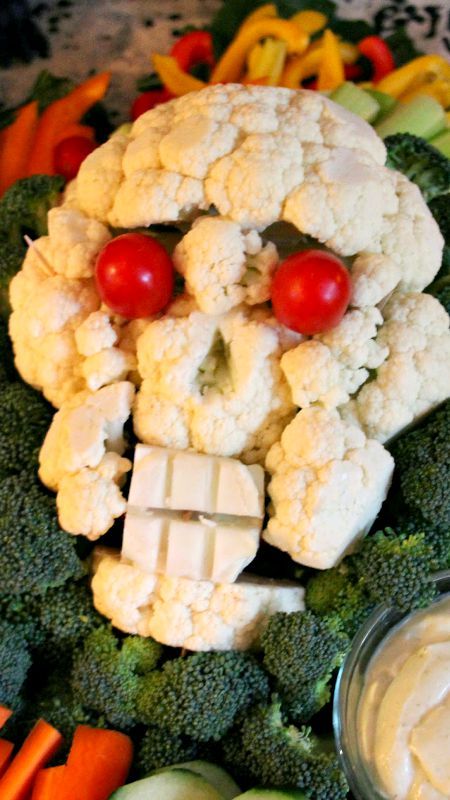 Cauliflower Skull ~ Fun Idea for Halloween Cauliflower Skull, Spooky Food Ideas, Yummy Halloween Food, Vegan Entertaining, Halloween Food Ideas For Dinner, Halloween Veggie Tray, Healthy Halloween Party Food, Halloween Hotdogs, Food Ideas For Dinner