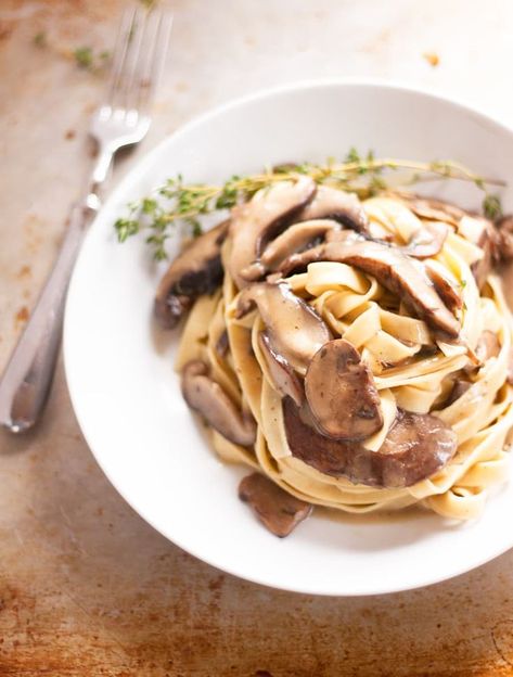 Easy mushroom pasta with a lucious sauce that can be made vegan with mushroom broth. This would be great with some spinach added to the recipe! Vegetarian Comfort Food Recipes, Vegan Mushroom Pasta, Cozy Food, Vegetarian Pasta Dishes, Mushroom Recipes Pasta, Meat And Potatoes, Dinner Vegan, Vegetarian Comfort Food, Ideas For Breakfast