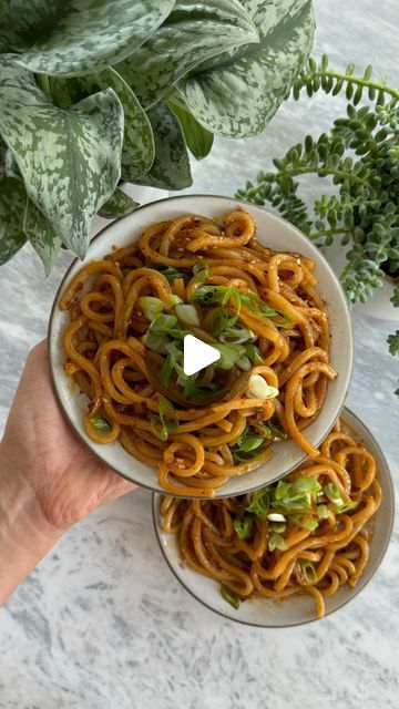 Maxine Sharf on Instagram: "Five minute chili butter udon✨  ▪️4 Tbsp Butter▪️2 Cloves Garlic, finely chopped▪️1 - 2 Tbsp Chili Oil Crisp (I used 2 Tbsp but we like spicy!)▪️1 tsp Soy Sauce▪️1/2 tsp Sugar▪️1 tsp Sesame Seeds▪️16 oz. Frozen Udon Noodles▪️1 tsp Rice Vinegar▪️2 Scallions, sliced▪️  🌱Vegan Modification: Sub in plant based butter for butter  1️⃣ Bring a medium pot of salted water to a boil for the udon.  2️⃣ Meanwhile, in a separate large pan over medium heat, melt the butter then add the garlic. Cook the garlic in butter for about 1 minute until it just starts to sizzle, then add the chili oil, soy sauce, sugar, and sesame seeds. Cook for 1 more minute to combine all the flavors, then turn off the heat until the noodles are ready.  3️⃣ Boil the noodles until al dente according Maxis Kitchen, Plant Based Butter, Maxine Sharf, Beijing Beef, Chili Butter, Vegetarian Entree, Drink Recipes Nonalcoholic, Vegetarian Sides, Vegetarian Side Dishes