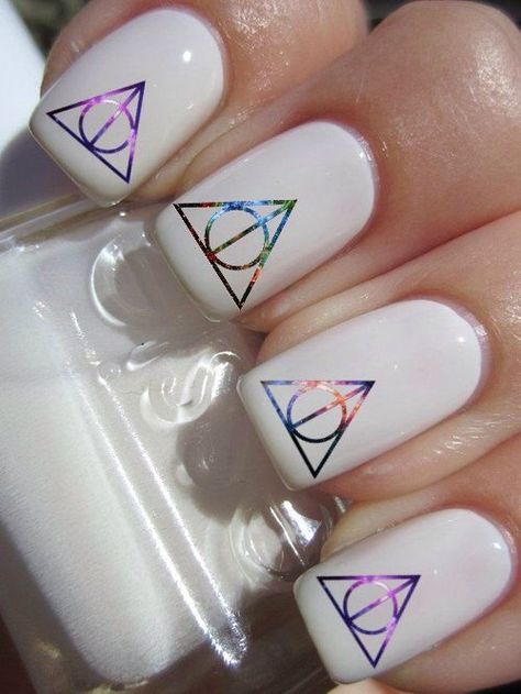 Geode Nail Art, Harry Potter Nails Designs, Tattoo Harry Potter, Harry Potter Nail Art, Harry Potter Nails, Subtle Nail Art, Harry Potter Slytherin, Subtle Nails, Vacation Nails