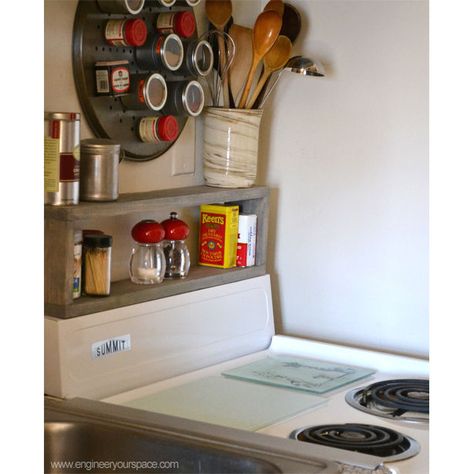 DIY shelf above the stove = extra storage in a small kitchen Small Kitchen Diy, Small Kitchen Decoration, Diy Shelf, Space Saving Hacks, Small Kitchen Decor, Diy Kitchen Storage, Up House, Tiny Kitchen, Clever Storage