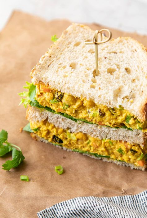 Curried Chickpea 'Chicken' Salad Sandwich - The Simple Veganista Chickpea Sandwich, Healthy Vegan Dinner Recipes, Healthy Vegan Dinner, Wfpb Recipes, Chick Pea, Eating Light, Sandwich Fillings, Veggie Sandwich, Vegan Lunches