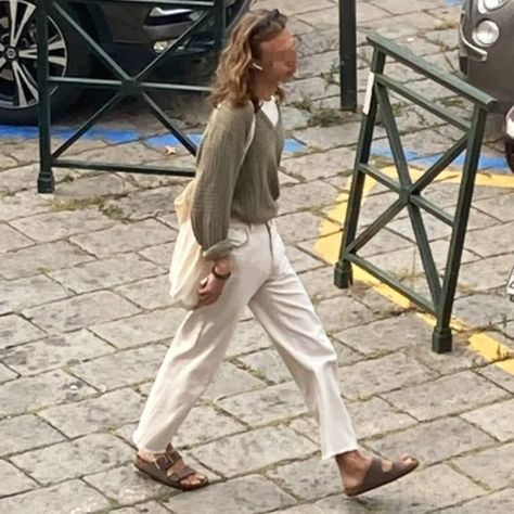 Torinesi a Torino🇮🇹 on Instagram: “White-shirt. Green pullover. Cream trousers. Brown Birkenstock Arizona. Cream tote. spotted by @sophvilla 📍Piazza Arbarello #creamandgreen…” Arizona Birkenstock Outfit Summer, Brown Birkenstock Outfit, Birkenstock Summer Outfit, Arizona Birkenstock Outfit, Birkenstock Arizona Outfit, Cream Trousers Outfit, Birkenstock Summer, Birkenstock Outfit Summer, Brown Birkenstock