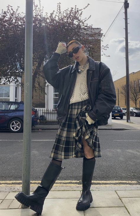 Long Kilt Outfit Women, Berlin Street Style Underground, Classic Romantic Style Outfit, Spring 2023 Aesthetic, Check Shirt Outfit, Tartan Skirt Outfit, North California, Paying Rent, Fall Outfits Y2k